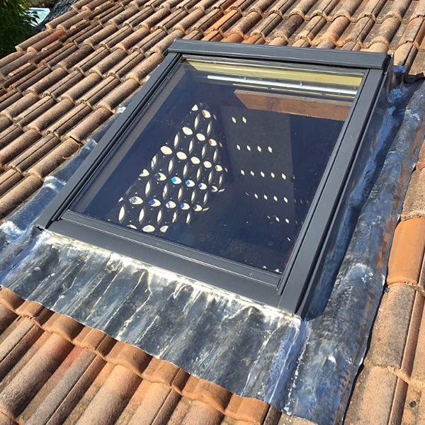 Installation par LCCZ d'un Velux sur le toit d'une maison dans le var
