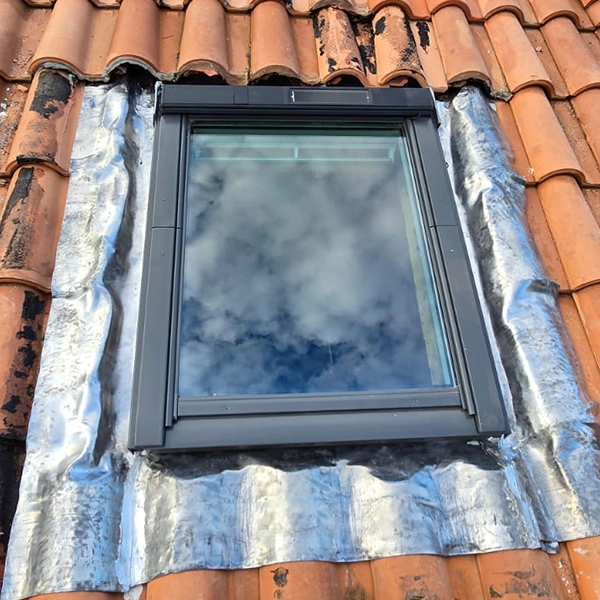 pose fenetre de toit marque velux sur une toiture dans le var