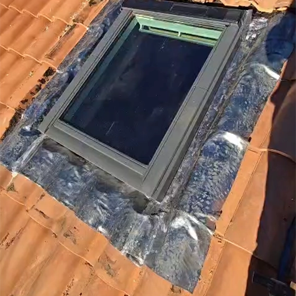 Installation par LCCZ d'une fenetre de toit Velux sur le toit d'une maison dans le var